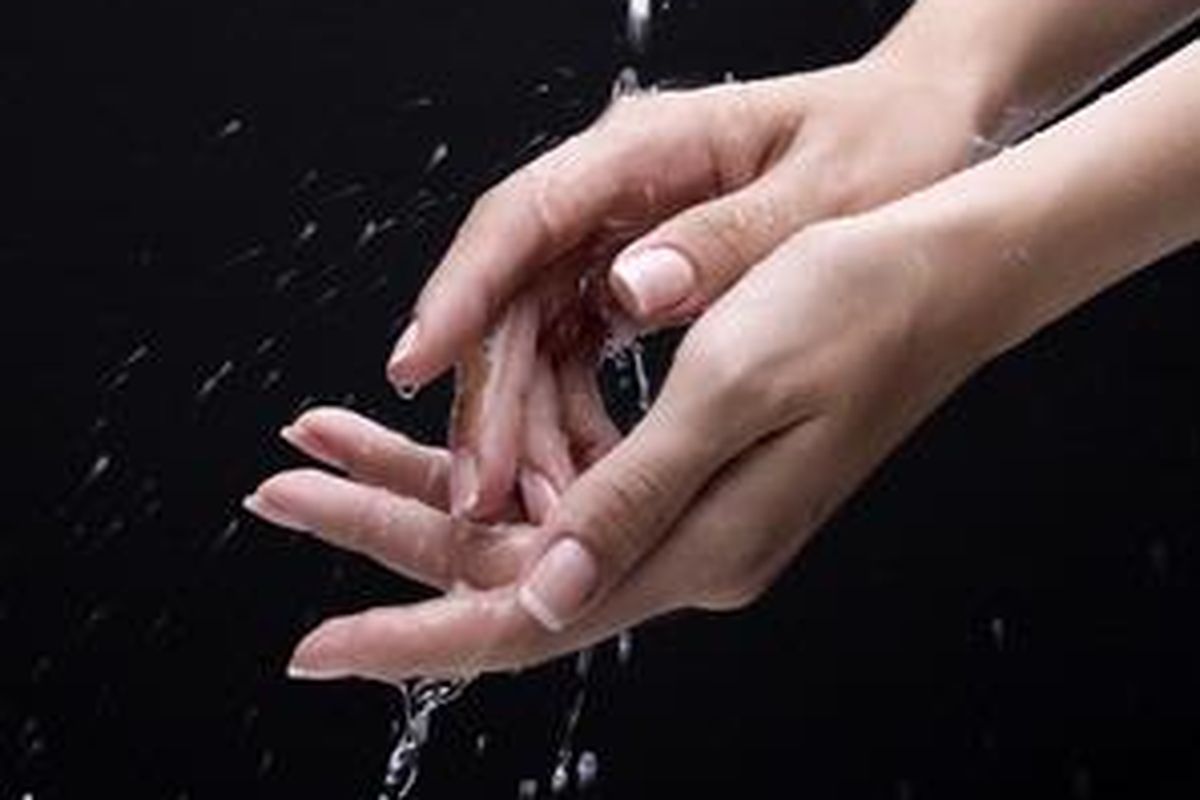 Bila tak bisa mencuci tangan dengan air dan sabun, bersihkan tangan dengan cairan antiseptik.