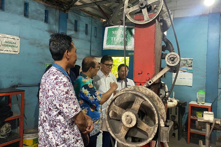 Muchlis (Owner Mukti Tempa), Arif Rahman Hakim ( Sekretaris Kemenkopukm), Rahmat Samulo (ketua pengurus YDBA), dan Ema Poedjiwati Prasetio ( Sekretaris pengurus YDBA) berkunjung ke Mukti Tempa dan melihat mesin tempa rakitan Muchlis.