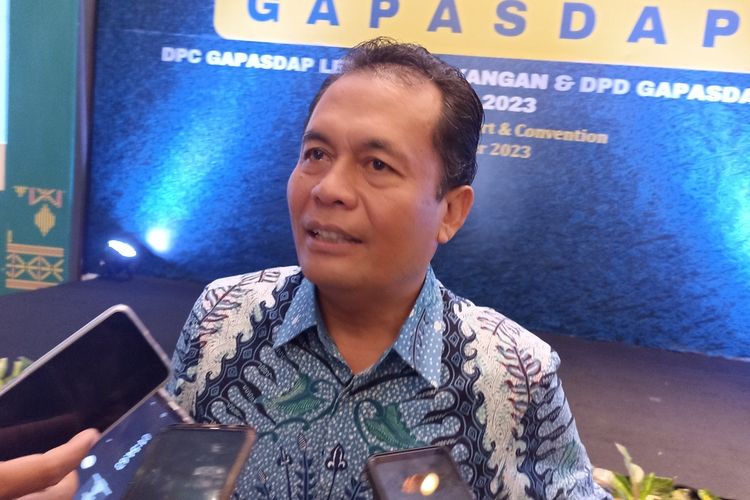 Ketua Umum Dewan Pimpinan Pusat (DPP) Gabungan Pengusaha Nasional Angkutan Sungai, Danau dan Penyeberangan (GAPASDAP) Khoiri Soetomo saat menghadiri Musyawarah Serentak Cabang dan Daerah GAPASDAP di Lombok, Kamis (2/11/2023).