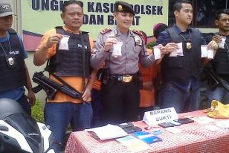 Kompol Siswandi di dampingi Kanit Reskrim Iptu Oscar memperlihatkan barang bukti sabu dan pil ekstasi di Mapolsekta Medan Area. Bisnis ini di jalankan dua IRT dengan alasan ekonomi