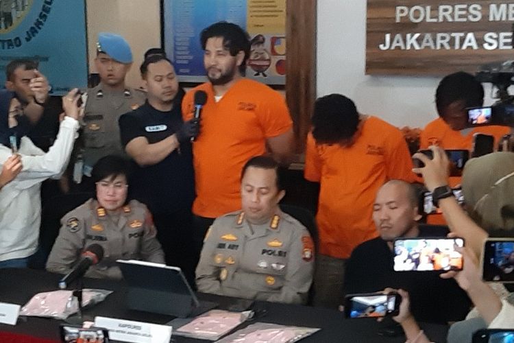 Aktor peran Ammar Zoni berseragam oranye setelah ditangkap polisi karena kasus dugaan penyalahgunaan narkoba di Polres Metro Jakarta Selatan.