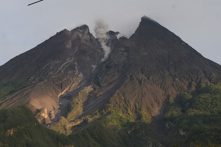 Aktivitas Gunung Merapi terlihat dari kawasan Deles Indah, Sidorejo, Kemalang, Klaten, Jawa Tengah, Senin (11/3/2019). Berdasarkan data pengamatan Balai Penyelidikan dan Pengembangan Teknologi Kebencanaan Geologi (BPPTKG) pada (11/3/2019) pukul 06.00 - 18.00 WIB terjadi guguran lava ke arah Kali Gendol sebanyak dua kali dengan jarak luncur 500 meter. ANTARA FOTO/Aloysius Jarot Nugroho/wsj.