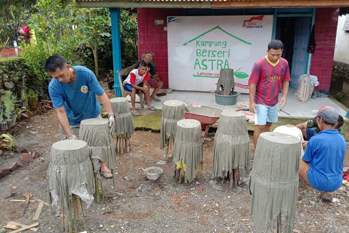 Agung Triono bersama warga setempat mendaur ulang sampah kain menjadi tempat sampah.