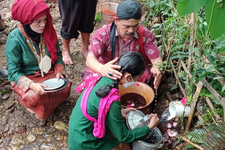 Salah satu anak sedang melakukan resik dandang di salah satu sumber air di kawasan Songgoriti, Kota Batu, Jawa Timur dalam kegiatan nguri-uri atau melestarikan budaya untuk memperingati hari air sedunia pada Selasa (22/3/2022). 