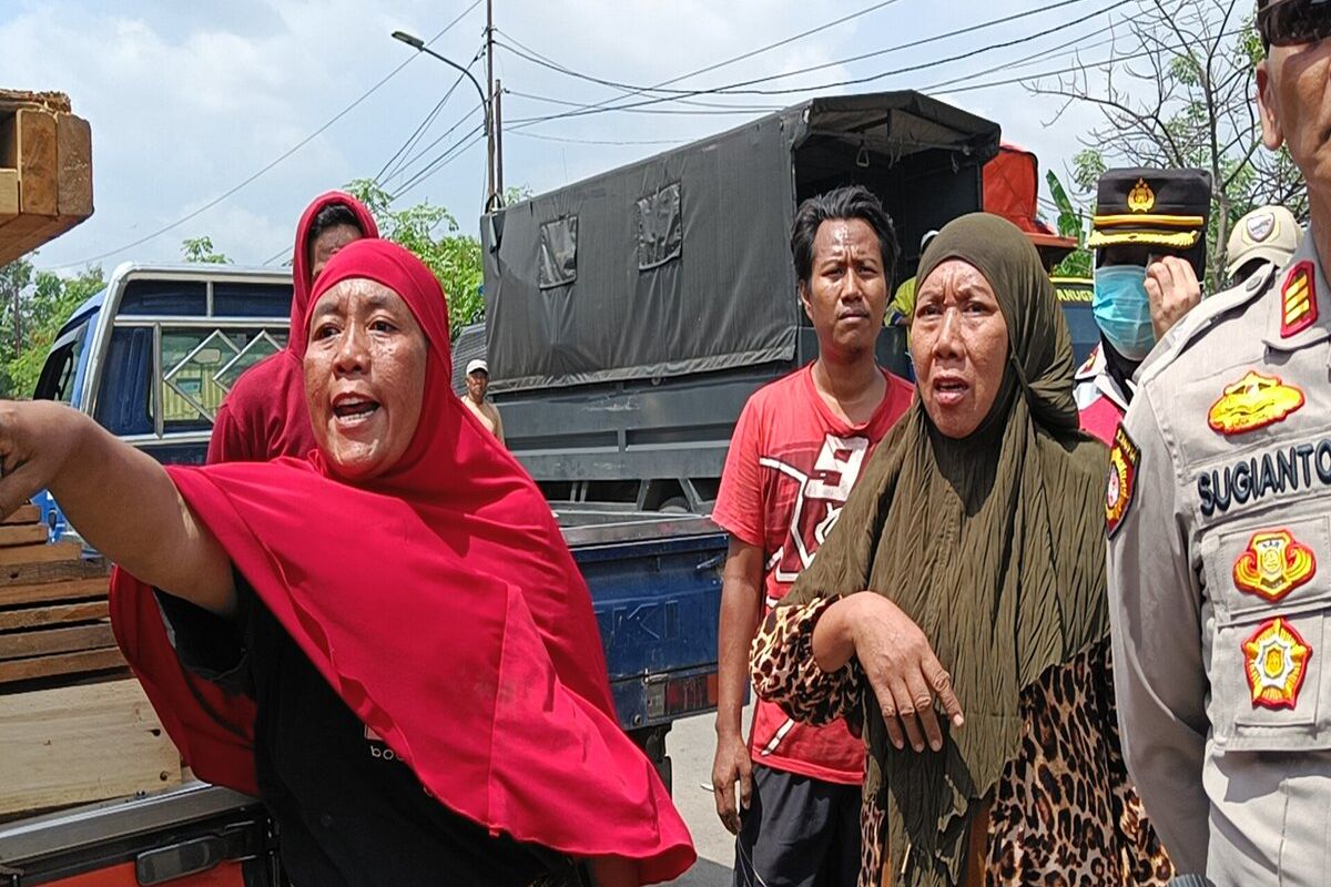 Warga yang mendiami bangunan liar di Jalan Songsit Kelurahan Jurumudi Kecamatan Benda, Kota Tangerang marah dan menolak adanya penggusuran terhadap tempat tinggal sekaligus tempat mencari nafkah mereka. Meskipun bangunan yang mereka dirikan atau tempati berada di lahan milik pemerintah Kota Tangerang yang akan segera diperbaiki untuk mengendalikan banjir di kawasan tersebut.