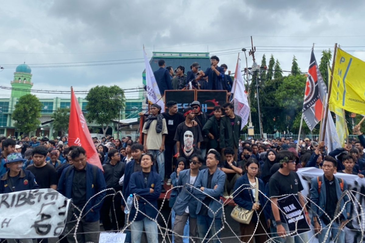 Ratusan mahasiswa datangi Kantor DPRD Jatim, Senin (17/2/2025).