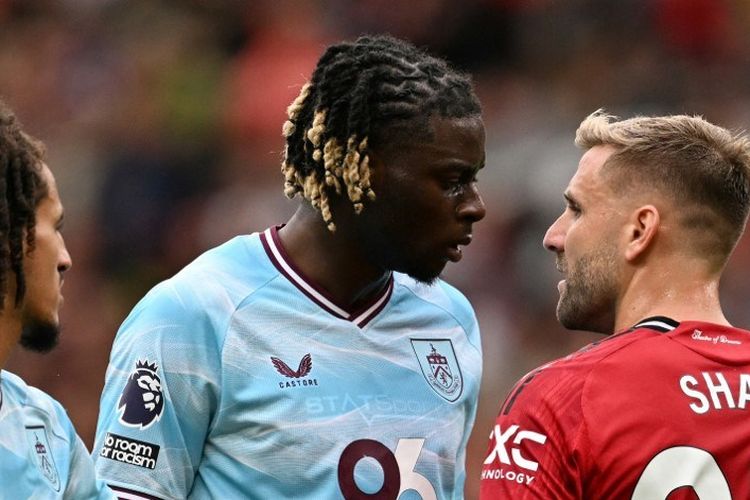 Bek Manchester United Luke Shaw (Kanan) berhadapan dengan gelandang Burnley Lesley Ugochukwu (Tengah)pada laga Liga Inggris antara Manchester United dan Burnley di Old Trafford di Manchester, barat laut Inggris, pada 30 Agustus 2025.