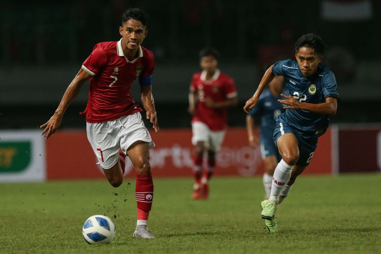 Pemain timnas U19 Indonesia Marselino Ferdinan Philipus menggiring bola saat bertanding melawan Brunei pada laga lanjutan Grup A Piala AFF U19 2022 yang digelar di Stadion Patriot Candrabhaga, Bekasi, Senin (4/7/2022). Indonesia unggul 7-0 atas Brunei.