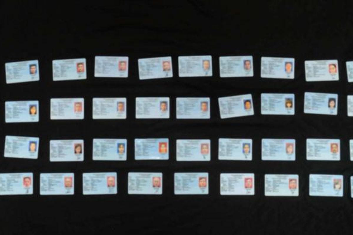 KTP palsu yang ditemukan petugas Bea Cukai Bandara Soekarno-Hatta dalam paket FedEx dari Kamboja berisi 36 buah KTP, 32 NPWP, sebuah tabungan BCA isi Rp 500 ribu, dan sebuah kartu ATM pada Jumat (3/2/2017).