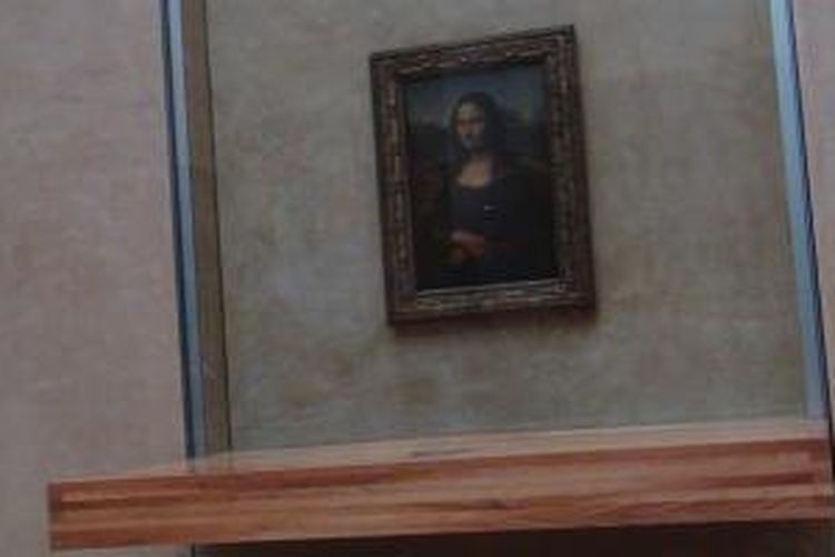 Lukisan Monalisa dari jarak 2 meter di Musee du Louvre, Paris.