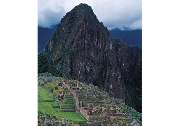 Machu Picchu: Reruntuhan Inca kuno di kaki puncak Machu Picchu di Peru tengah-selatan.