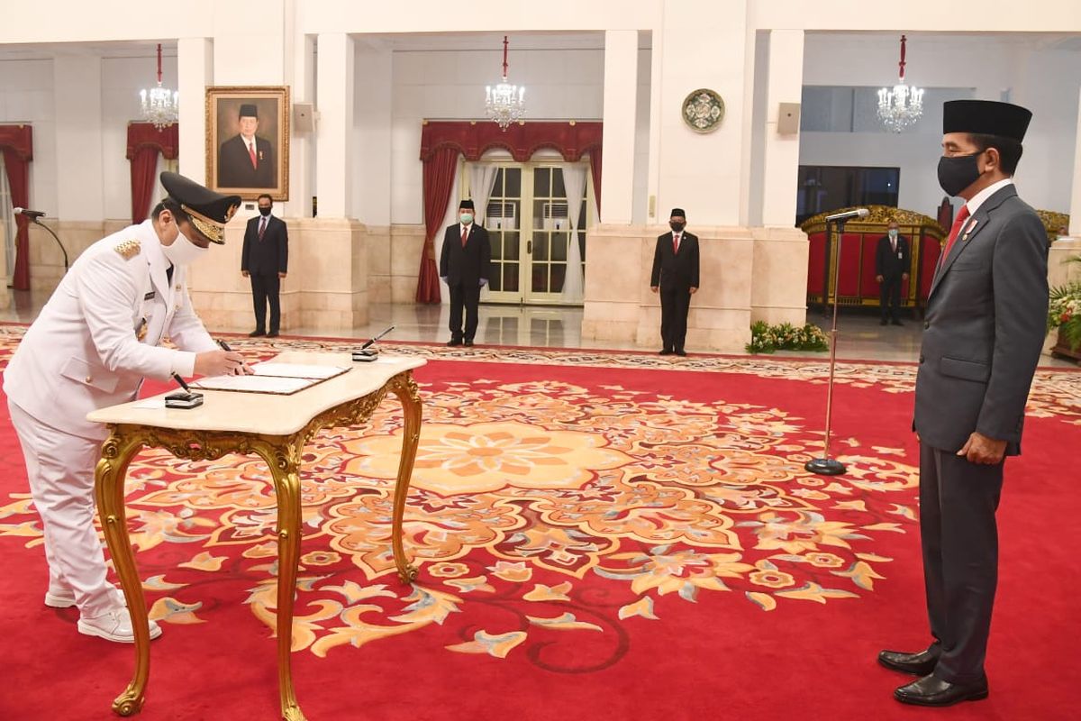 Presiden Jokowi melantik Ahmad Riza Patria sebagai Wakil Gubernur DKI Jakarta masa jabatan 2017-2022. Pelantikan yang berlangsung di Istana Negara, Jakarta, Rabu (15/4/2020) itu menerapkan protokol pencegahan Covid-19.