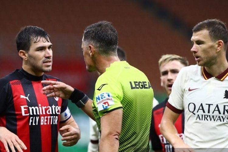 Piero Giacomelli (tengah) beradu argumen dengan Alessio Romagnoli pada laga AC Milan vs AS Roma di Stadion San Siro, Senin (26/10/2020) atau Selasa dini hari WIB. 