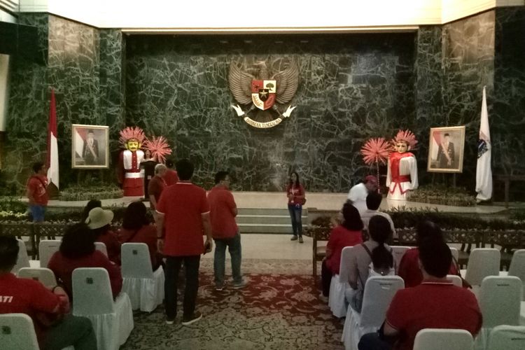 Wisatwan tur Wisata Warisan Ahok sedang melihat ke dalam balairung Balai Kota DKI Jakarta, yang kii setiap akhir pekan terkadang memutar film-film edukasi anak, dan film khas Betawi, Sabtu (16/9/2017).