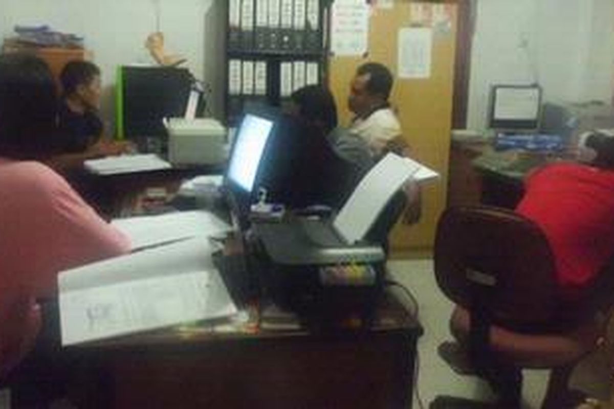 Janlys G Kitong didampingi Kuasa Hukum Arnold Musa saat dimintai keterangan oleh anggota polisi Polda Malut.  