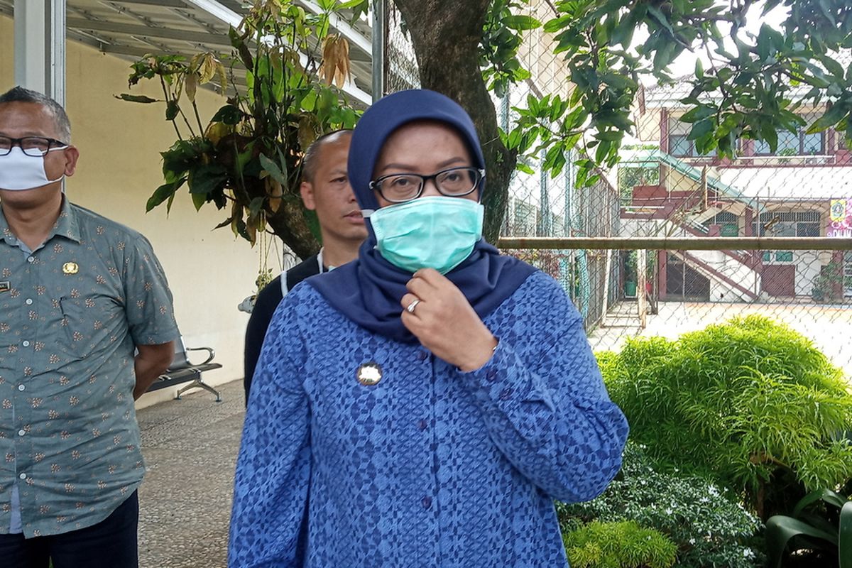 Bupati Bogor Ade Yasin saat menghadiri kegiatan penyemprotan disinfektan di SMP Negeri 2 Cibinong, Kabupaten Bogor, Jawa Barat, Kamis (19/3/2020).