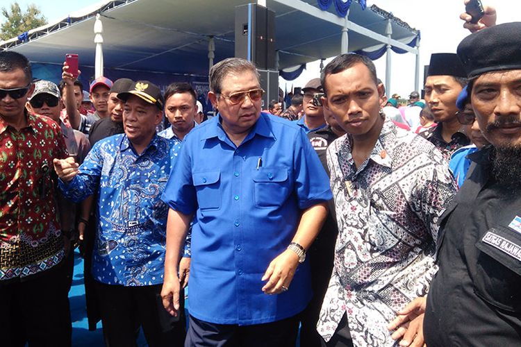 Ketua Umum Partai Demokrat Susilo Bambang Yudhoyono (tengah) saat berkunjung ke Lamongan, Jawa Timur.