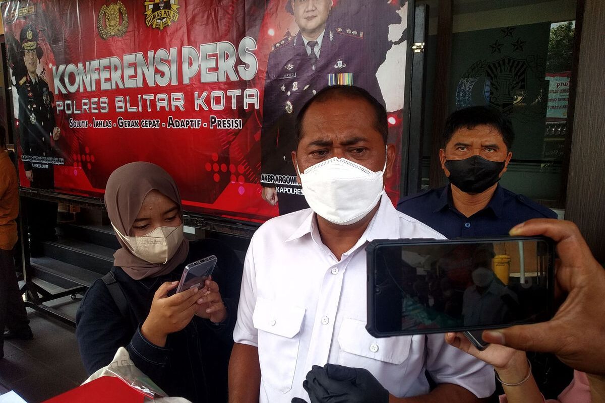 Kepala Satreskrim Polres Blitar Kota AKP Momon Suwito Pratomo memberikan keterangan kepada wartawan, Rabu (8/6/2022)