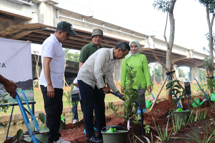 Pj Gubernur DKI Jakarta Heru Budi Hartono berpartisipasi dalam penanaman 1.000 pohon di Jakarta.