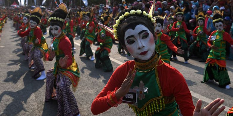 Penari Thengul tampil pada pegelaran Bojonegoro Thengul International Folklore 2019 di Bojonegoro, Jawa Timur, Minggu (14/7/2019). Pegelaran yang bertujuan memperkenalkan Tari Thengul sebagai ikon budaya Bojonegoro tersebut menampilkan sedikitnya 2.019 penari Thengul dan memecahkan rekor MURI Tari Thengul kolosal 2.019 penari.  