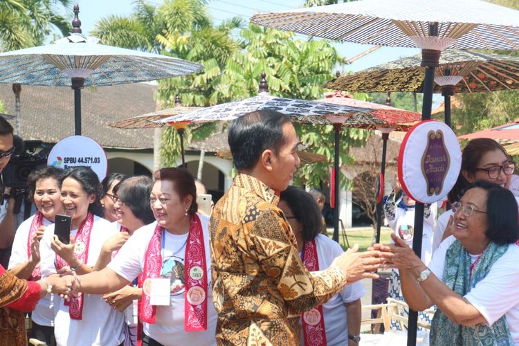 Presiden Joko Widodo hadir dalam peringatan Hari Batik Nasional di Istana Mangkunagaran, Solo, Jawa Tengah, Rabu (2/10/2019). Jokowi memakai batik motif tambal pamiluto.