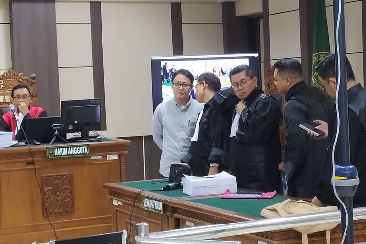 Dion Renato Sugiarto, terdakwa kasus suap di lingkungan penjabat Direktorat Jenderal Perkeretaapian (DJKA) saat mengikuti persidangan di Pengadilan Tindak Pidana Korupsi (Tipikor) Semarang, Jawa Tengah.