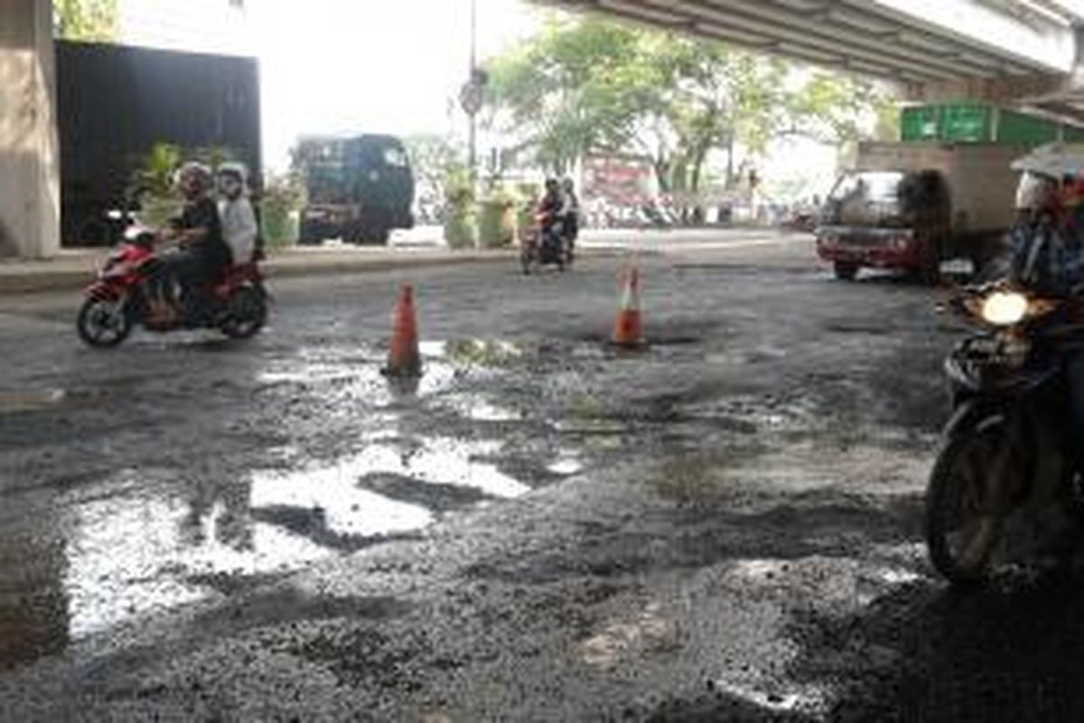 Jalan RE Martadinata, Ancol, Jakarta Utara, mengalami kerusakan akibat banjir rob, Senin (2/6/2014).