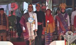 Warna-warni Pakaian Adat saat Upacara HUT RI di Kemendikbud