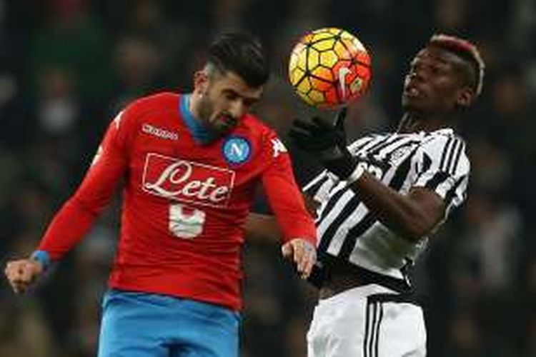 Gelandang Juventus, Paul Pogba (kanan), berduel dengan bek Napoli, Elseid Hysaj, dalam lanjutan Serie A di Stadion Juventus, Sabtu (13/2/2016) waktu setempat atau Minggu dini hari WIB.