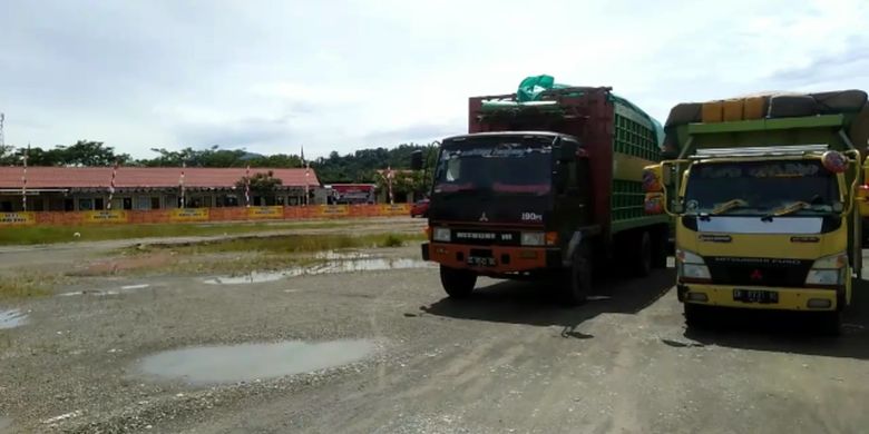 Pos Polisi di Mamuju Tengah diduga lakukan pungli ke sopir truk Rp 50.000 per truk, seperti terekam di video viral oleh akun inisial W. Polisi sedang menelusuri kebenaran video tersebut. 
