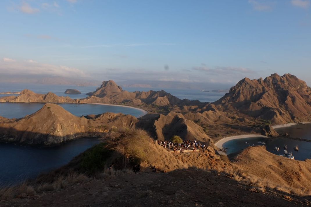 travel - pulau padar, taman nasional komodo, labuan bajo, wisata indonesia, turis asing, wisatawan mancanegara