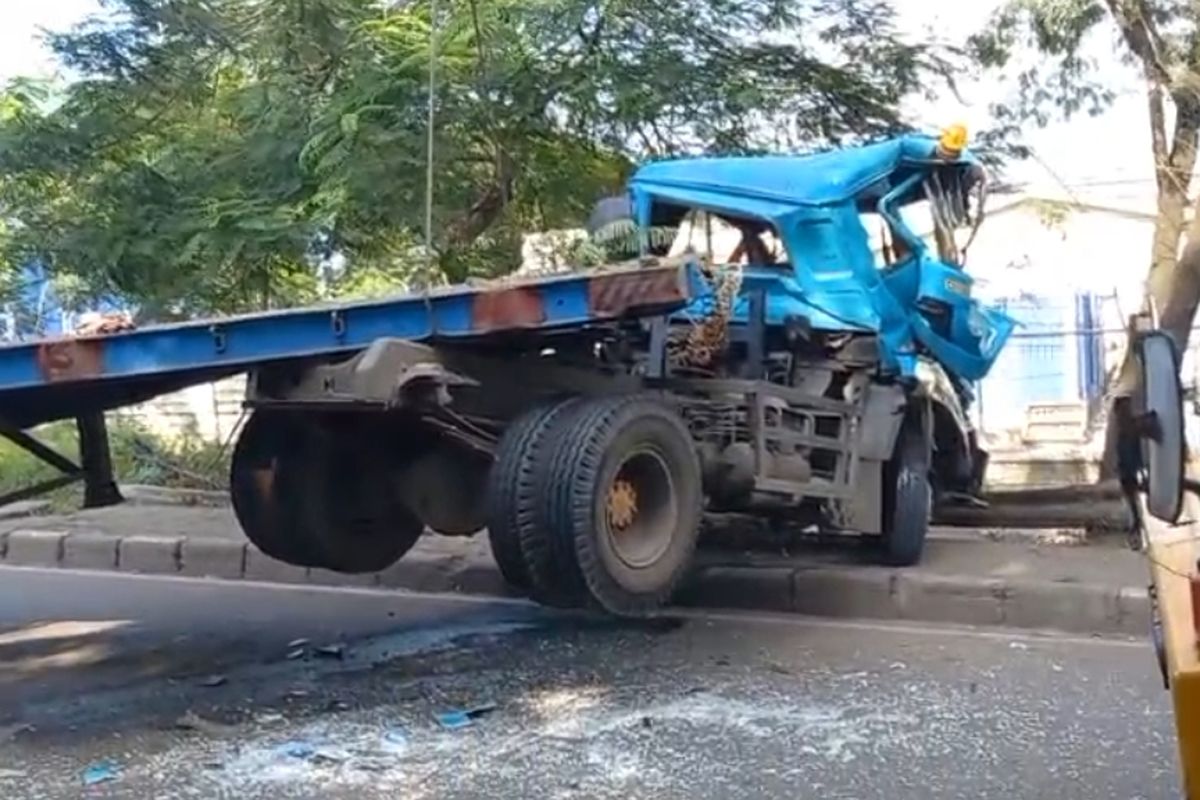 Sebuah truk trailer mengalami kecelakaan tunggal di Jalan Cakung Cilincing Raya, Jakarta Utara pada Jumat (13/3/2026).
