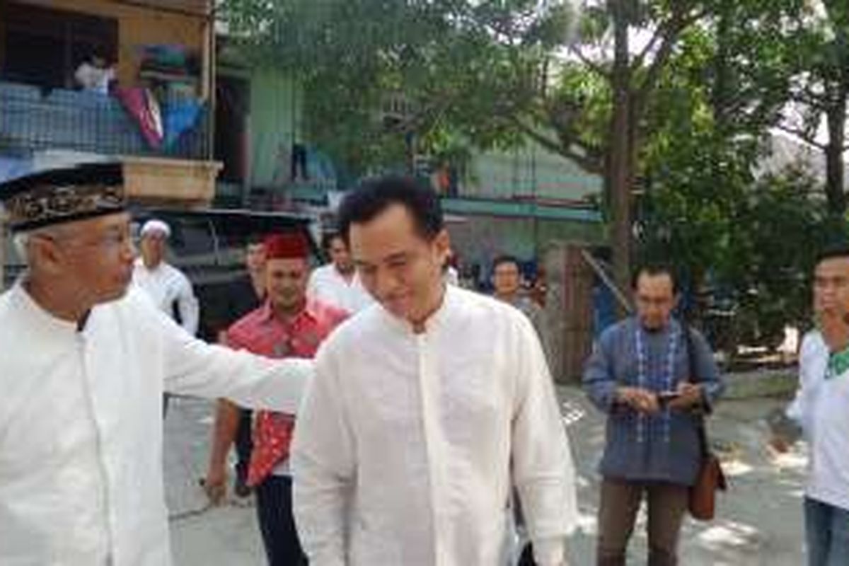 Kandidat bakal calon gubernur DKI Jakarta Yusril Ihza Mahendra disambut warga di depan Masjid Nurul Islam, Jakarta Utara, Sabtu (28/5/2016). Yusril dijadwalkan mengisi acara di hadapan warga dengan tema 
