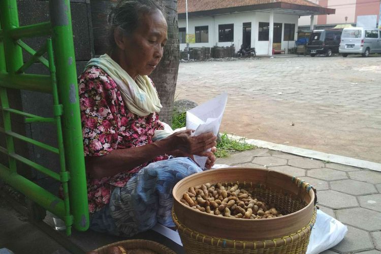 Belajar Malu dari Mbah Par Penjual Kacang  Rebus di 