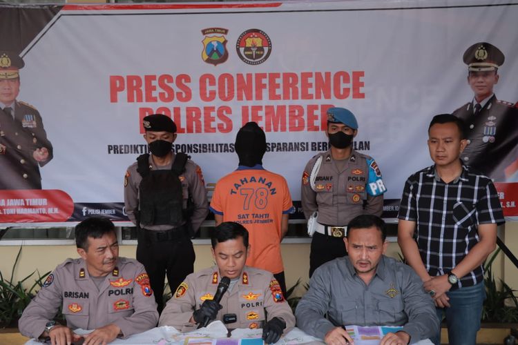 EBP (30) warga   Kabupaten Malang Jawa Timur ditangkap Polres Jember pada Rabu (24/11/2022) karena menggadaikan mobil rental 