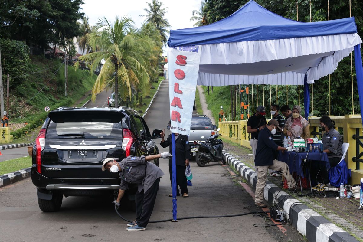 Uji emisi kendaraan roda empat di Depok, Selasa (16/11/2021). Dinas Lingkungan Hidup dan Kebersihan (DLHK) Kota Depok memberikan layanan uji emisi kendaraan roda empat secara gratis selama tiga hari ke depan.