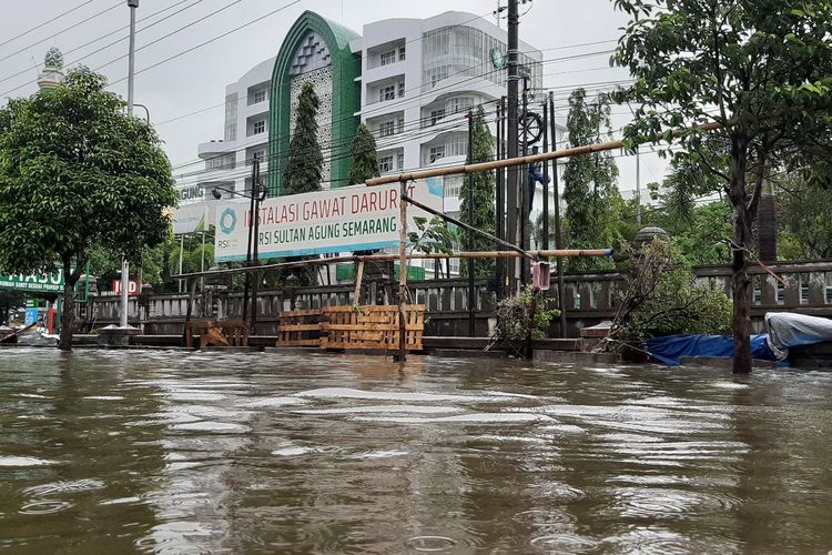 Banjir di kawasan Kaligawe, Terboyo depan RSI Sultan Agung, Senin (8/2/2021).