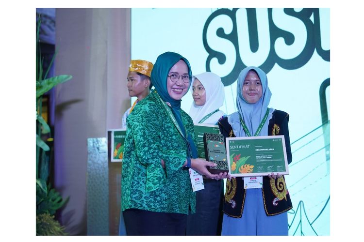 Perwakilan Tim SMAN 2 Balikpapan Menerima Penghargaan ASRI Awards Kompas Gramedia.