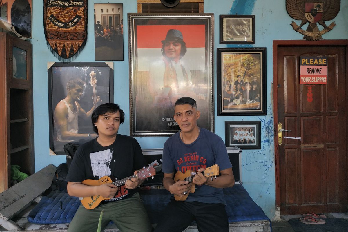 Arend Michiels (kiri) dan Arthur Michiels (kanan), keturunan asli Portugis ke 11 dan 10 dari keluarga Michiels ketika ditemui di kediamannya di Kampung Tugu pada Jumat (12/7/2019).