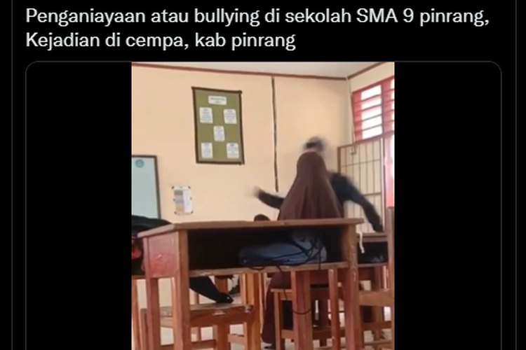 Tangkapan layar video siswa SMA Negeri 9 Pinrang, Sulawesi Selatan menampar siswi di dalam kelas pada Jumat (13/5/2022).