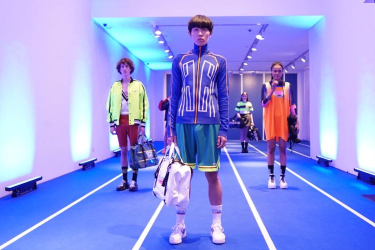 Sejumlah model ditugasi untuk berdiri membeku dengan mengenakan produk fesyen terbaru dari Onitsuka Tiger dalam acara pameran koleksi terbaru pabrikan asal Jepang tersebut, untuk Spring/Summer 2020. Acara ini berlangsung di Luxe Art Museum, Singapura, 4 Desember 2019 lalu.