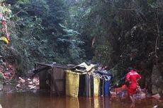 Truk Terjun Bebas ke Sungai Sedalam 20 Meter, Sopir dan Kernet Terluka
