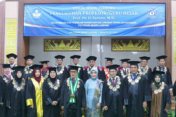 Direktur Politeknik Negeri Lampung (Polinela), Sarono dikukuhkan sebagai guru besar pertama Polinela pada 13 Juli 2023.