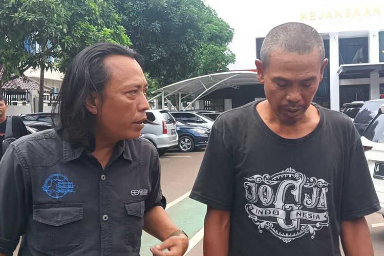Muhyani (kanan) usai penahanan ditangguhkan, Rabu (13/12/2023).Tersangka kasus penganiayaan terhadap pencuri kambing ini sebelumnya ditahan di Rutan Serang, Banten.
