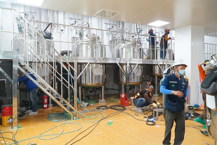 Pekerja menyelesaikan instalasi alat di dalam fasilitas fraksionasi plasma PT SK Plasma Core Indonesia di Karawang, Jawa Barat, Kamis (18/12/2025). Setelah proses pembangunan selesai, fasilitas ini mampu mengolah 600.000 liter plasma per tahun. Pabrik plasma terbesar di Asia Tenggara ini diharapkan dapat memenuhi kebutuhan nasional terhadap Produk Obat Derivat Plasma (PODP) seperti albumin dan imunoglobulin intravena.