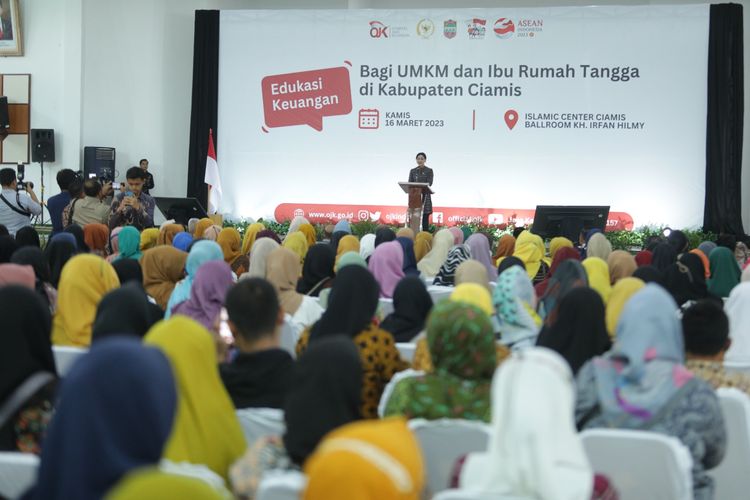 Kepala Eksekutif Pengawas Perilaku Pelaku Usaha Jasa Keuangan, Edukasi, dan Pelindungan Konsumen OJK Friderica Widyasari Dewi dalam edukasi keuangan di Ciamis