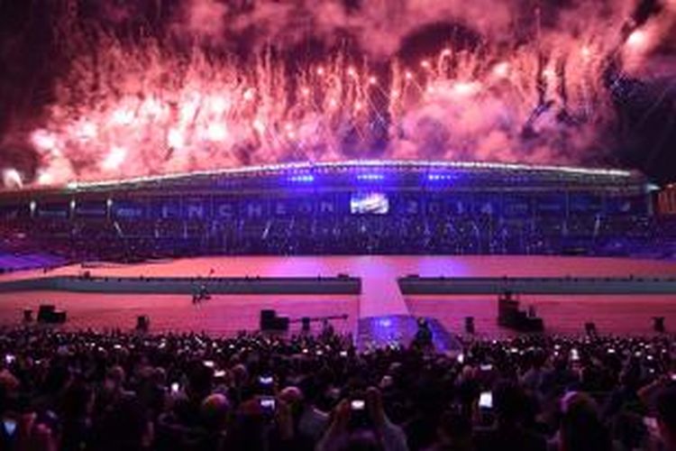 Kembang api menerangi langit saat upacara pembukaan Asian Games 2014 di Stadion Asiad Main Incheon di Incheon, Korea Sealtan, Jumat (19/9/2014).