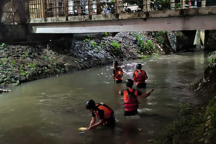 Proses pencarian korban bocah di Mataram terseret arus Sungai, Sabtu (3/12/2023).
