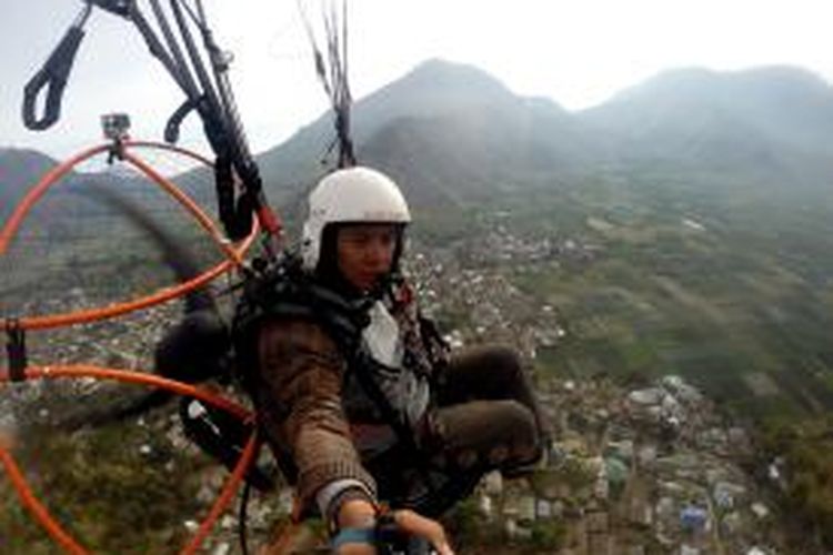 Pemain Paramotor Profesional Didit Majalolo menunjukan pemandangan Sembalun dari atas saat terbang dari Desa Sembalun Lawang, Senin (9/11/2015).