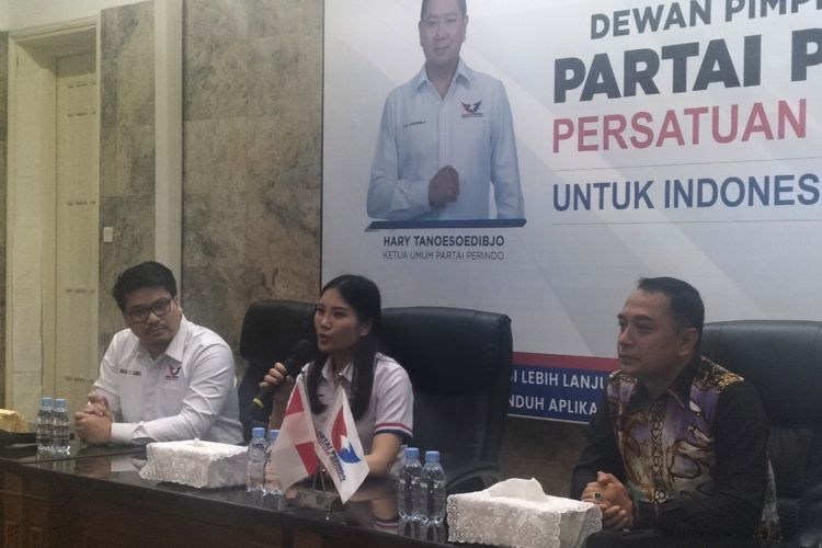 Ketua Harian Nasional DPP Perindo Angela Tanoesoedibjo bersama Calon Wali Kota Surabaya Eri Cahyadi di Kantor DPP Perindo, Jakarta, Senin (10/6/2024)